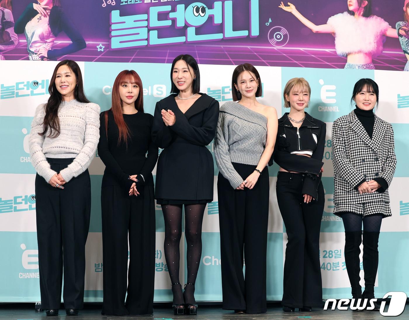 본문 이미지 - 그룹 룰라의 채리나(왼쪽부터), 브라운아이드걸스 나르샤, 가수 겸 방송인 이지혜, 가수 겸 뮤지컬 배우 아이비, 가수 초아, 연출을 맡은 방현영 PD가 28일 오전 서울 종로구 새문안로 씨네큐브 광화문점에서 열린 E채널-채널S ‘놀던언니’ 제작발표회에서 포즈를 취하고 있다. ‘놀던언니’는 마이크 하나로 대한민국을 휘어잡았던 언니들 5인방이 뭉친 노필터 버라이어티 예능 프로그램으로 28일 밤 8시 40분 첫 방송된다. 2023.11.28/뉴스1 ⓒ News1 김진환 기자