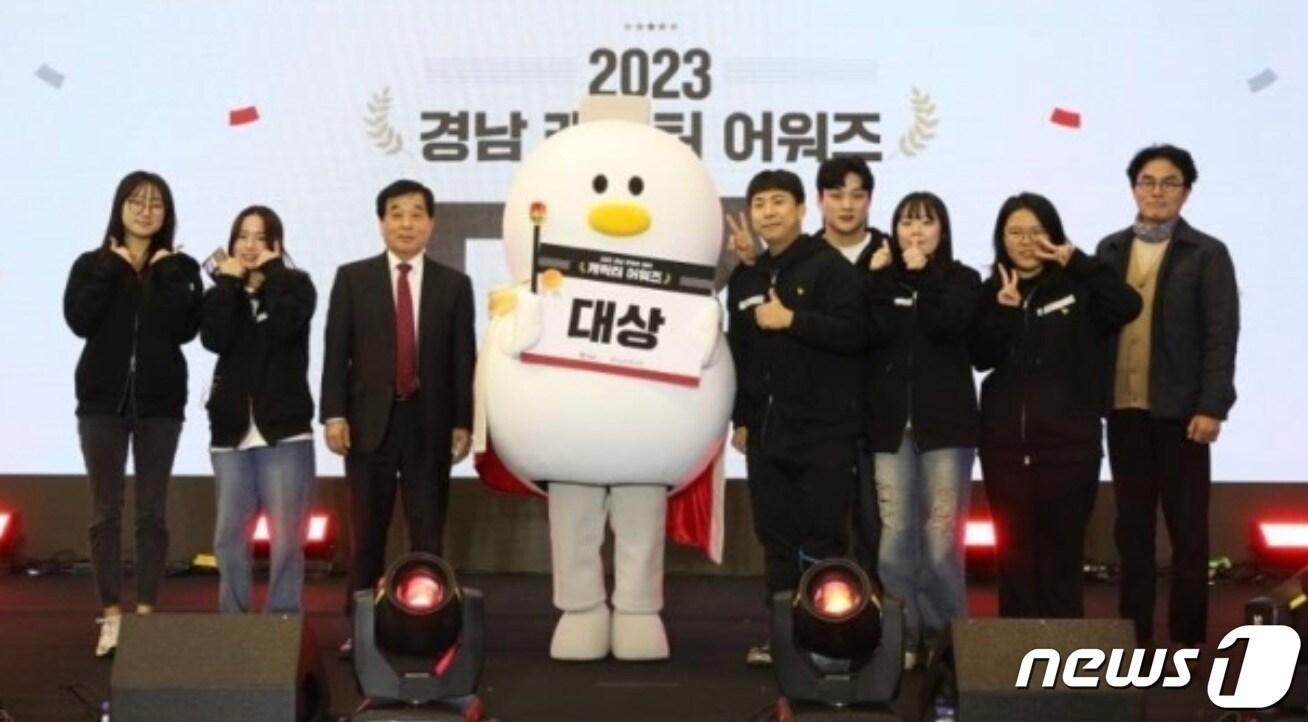 본문 이미지 - 경남 김해시를 상징하는 새 캐릭터 ‘토더기’가 제1회 경남 콘텐츠 페어 캐릭터 어워즈에서 대상을 수상했다. (김해시 제공)