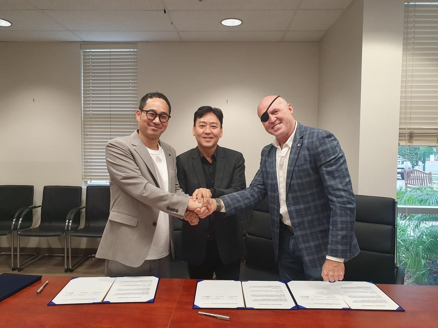 본문 이미지 - 아낙시온 스튜디오 문봉섭 대표, 블러썸 엔터테인먼트 주방옥 대표, GXW프로덕션 가렛 워렌(Garrett Warren) 대표 (왼쪽부터)/ 사진제공= 아낙시온 스튜디오