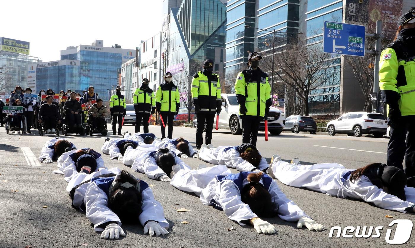 28일 오전 광주 서구 쌍촌동 무각사에서 광주장애인부모연대 등이 발달장애인 전 생애 권리기반 지원체계 구축을 촉구하며 광주시청 방향으로 오체투지를 하고 있다. 2023.11.28/뉴스1 ⓒ News1 박지현 수습기자