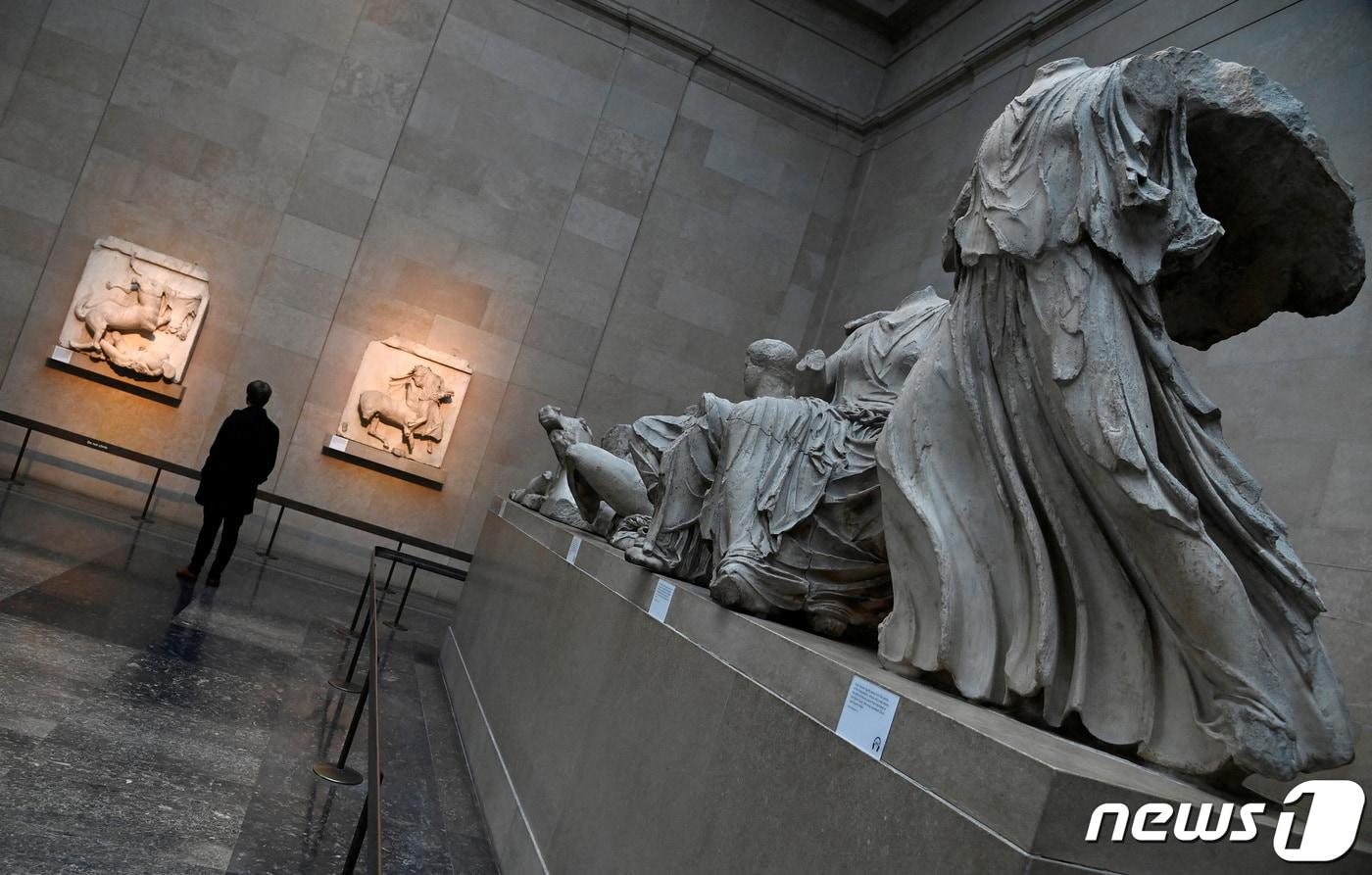 '엘긴 마블스'로 불리는 고대 그리스 파르테논 조각상을 둘러싼 영국과 그리스의 오래된 갈등으로 인해 28일(현지시간) 예정됐던 양국의 정상회담이 취소되는 사태가 발생했다. 런던의 영국 박물관에 조각상들이 전시돼 있는 모습. ⓒ 로이터=뉴스1 ⓒ News1 이유진 기자