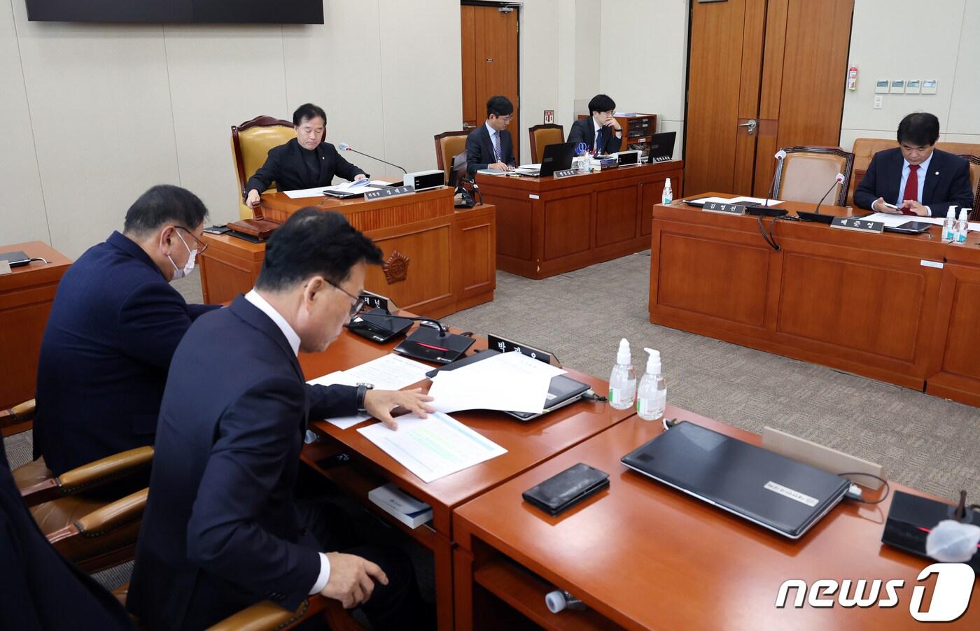 본문 이미지 - 정태호 국회 기재위 예결심사소위원장이 28일 오후 서울 여의도 국회에서 열린 기획재정위원회 예산결산기금심사소위원회에서 의사봉을 두드리고 있다. 2023.11.28/뉴스1 ⓒ News1 황기선 기자