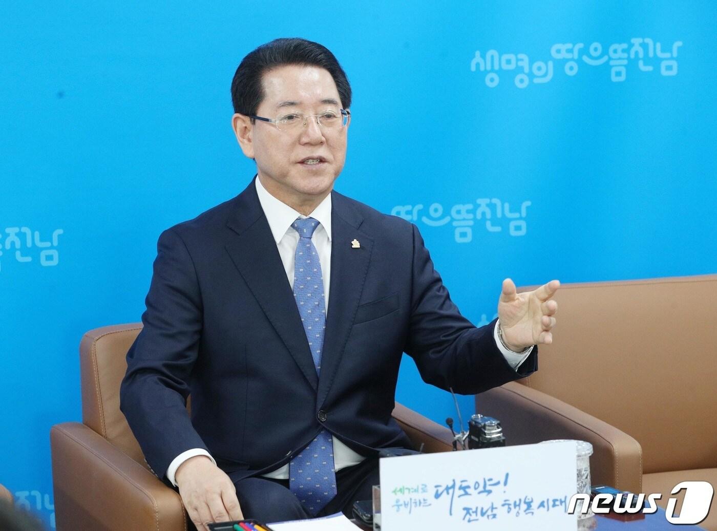 본문 이미지 - 김영록 전라남도지사가 28일 오후 도청 기자실에서 전남 국립의과대학 신설 범도민추진위원회 출범 및 중동 아시아 순방(COP28 참석) 관련 기자간담회를 하고 있다.(전남도 제공) 2023.11.28/뉴스1 