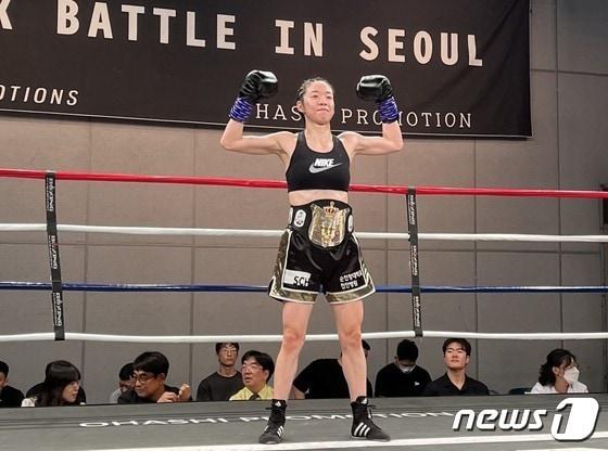 본문 이미지 - 지난 7월 14일 서려경 순천향대천안병원 교수가 ‘KBM 3대 한국타이틀매치’에서 KBM 여자 라이트플라이급 한국챔피언에 등극한 뒤 기념 촬영하고 있다. (순천향대 천안병원 제공) ⓒ 뉴스1
