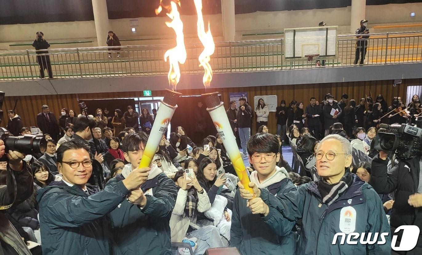 본문 이미지 - 유인촌 문화체육관광부 장관이 지난달 28일 오후 강원 원주시 육민관고등학교에서 열린 2024 강원 동계청소년올림픽대회 성화투어 행사에서 김재열 국제올림픽위원회(IOC) 위원 등과 함께 채화한 성화를 들고 있다. 2023.11.28/뉴스1 ⓒ News1 신관호 기자