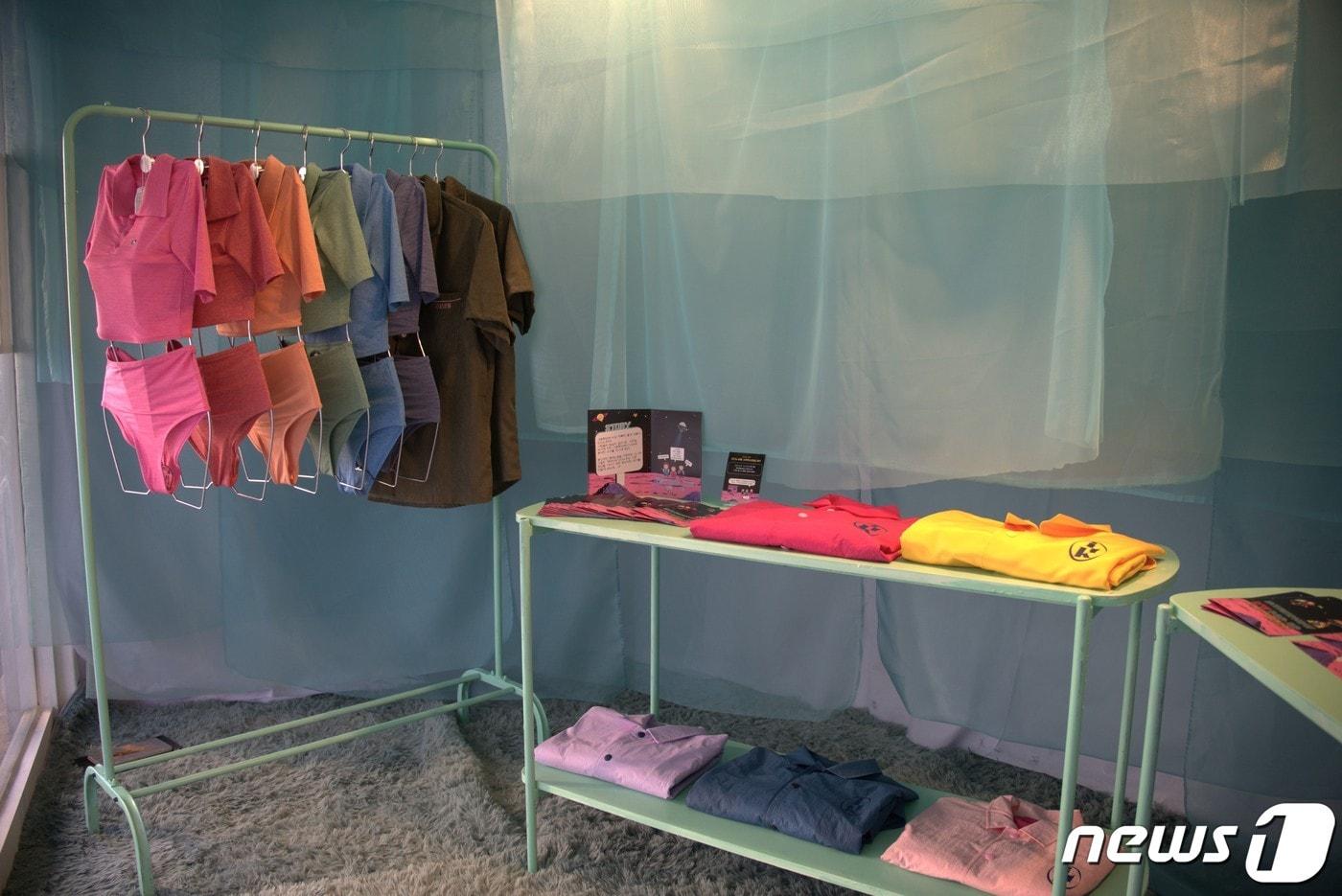 본문 이미지 - 제주 봉제장인 이형숙씨와 로컬브랜드 인더노우가 오는 30일까지 제주시 중앙로에서 팝업스토어를 진행한다.(인더노우 제공)