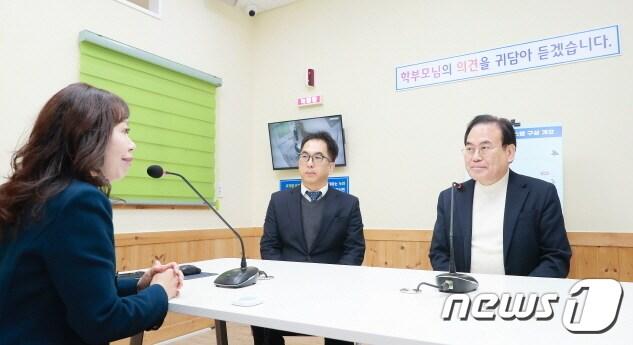본문 이미지 - 서거석 교육감이 28일, 민원실상담실을 구축한 학교를 방문해 운영사항 등을 점검하고 애로사항 등을 청취했다.(전북교육청 제공)/뉴스1