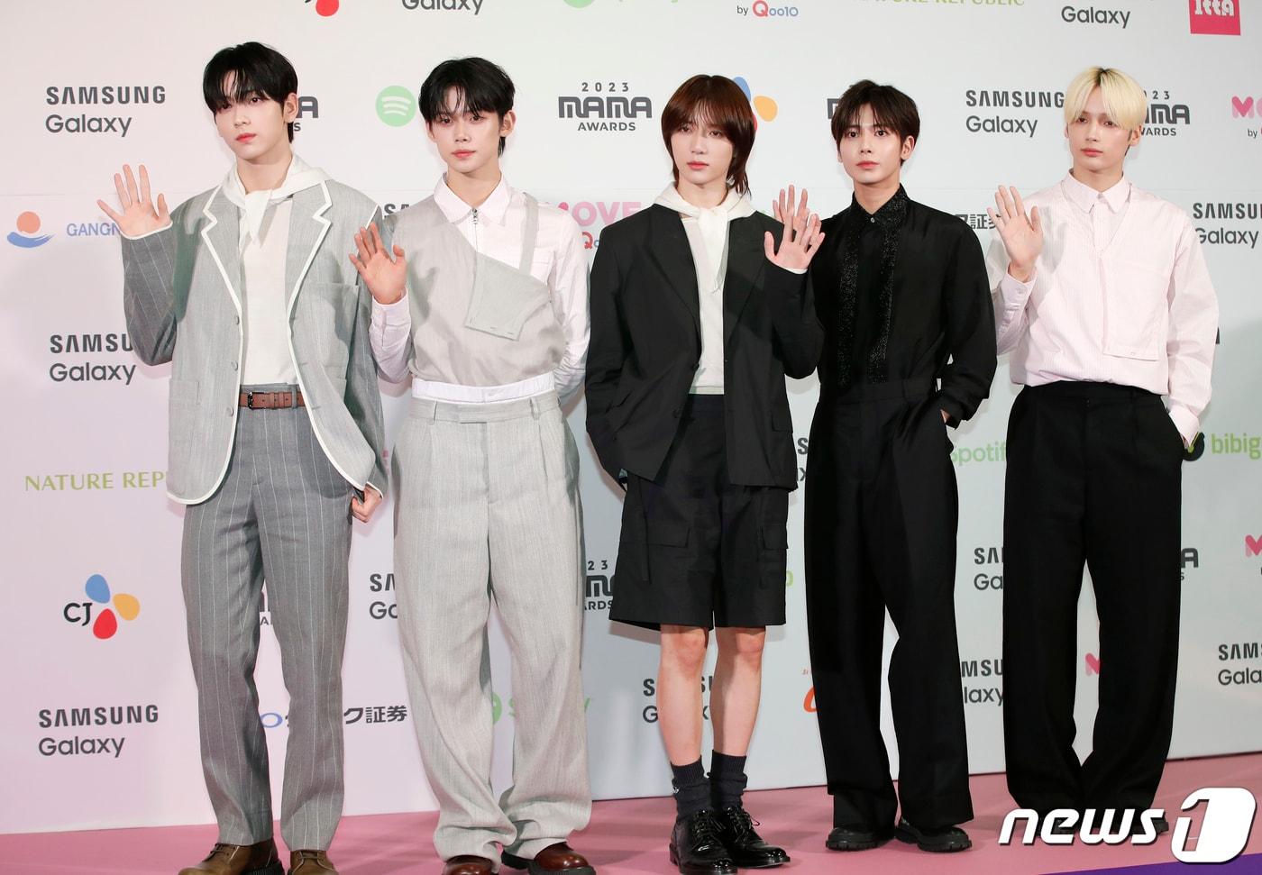 본문 이미지 - 투모로우바이투게더(TXT) 수빈(왼쪽부터)과 연준, 범규, 태현, 휴닝카이가 28일 일본 도쿄톰에서 열린 ‘2023 마마 어워즈(2023 MAMA AWARDS)’에서 포즈를 취하고 있다. 2023.11.28/뉴스1 ⓒ News1 권현진 기자