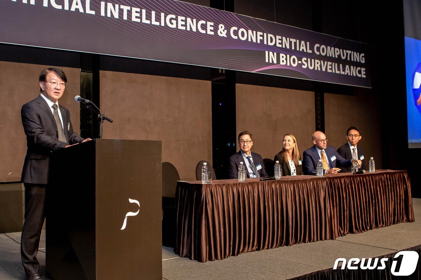 본문 이미지 - 이상엽 카이스트 연구부총장(왼쪽)과 데이비드 류 MS CMO, 수잔 다니엘 아벨리노 CSO, 조나단 몽크 팔모나 공동설립자, 김현욱 카이스트 생명화학공학과 부교수가 패널토론을 진행하고 있다.2023.11.27/뉴스1 ⓒ News1 황진중 기자