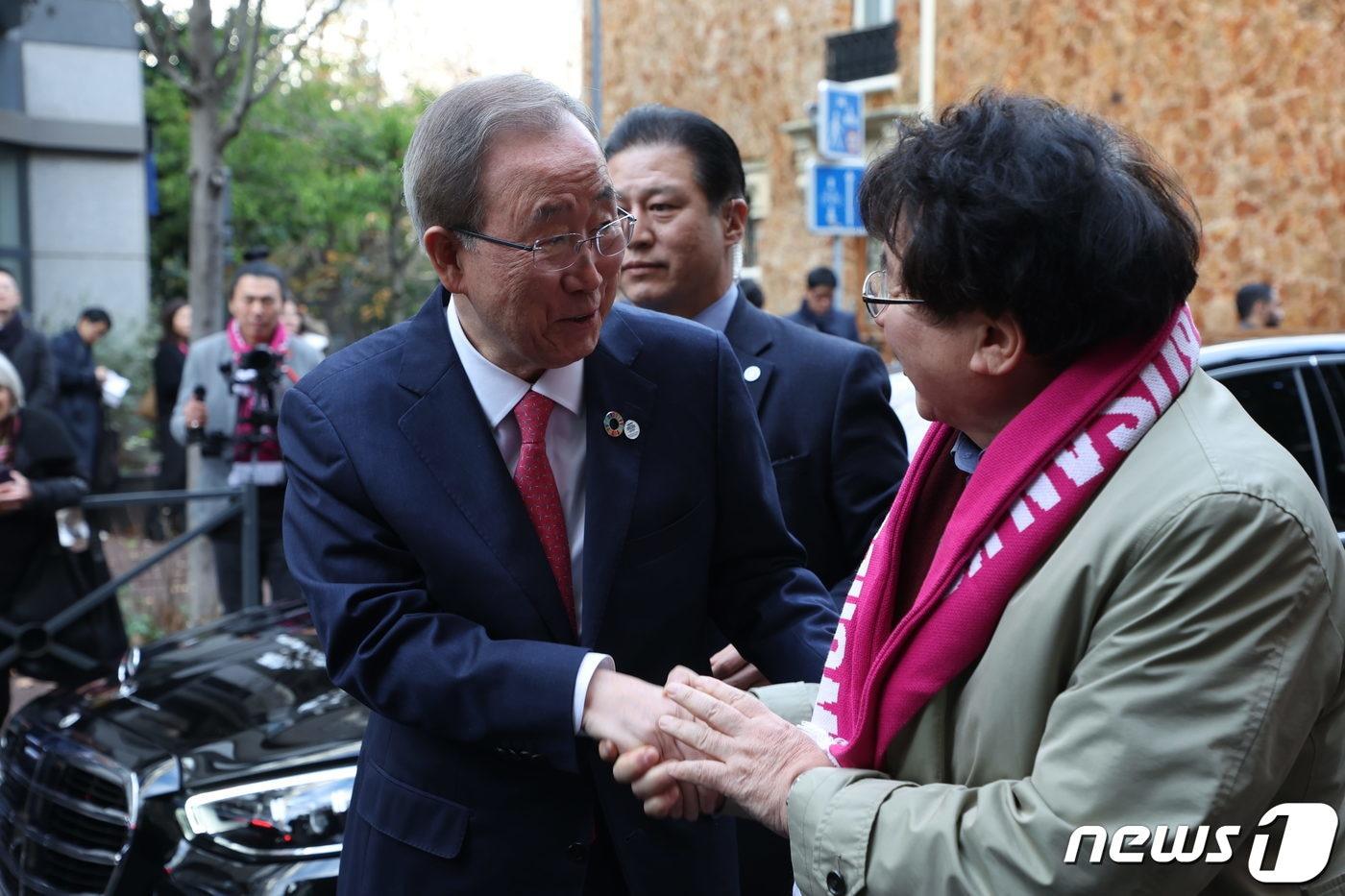 반기문 전 UN 사무총장이 2030년 세계박람회(엑스포) 개최지 선정일인 28일(현지시간) 프랑스 파리 르 팔레 데 콩크레 디시(Le Palais des Congr&eacute;s d’Issy)에서 열린 '국제박람회기구(BIE) 제173차 총회'를 찾아 참석자들과 인사를 나누고 있다. 2023.11.28/뉴스1 ⓒ News1 이준성 기자