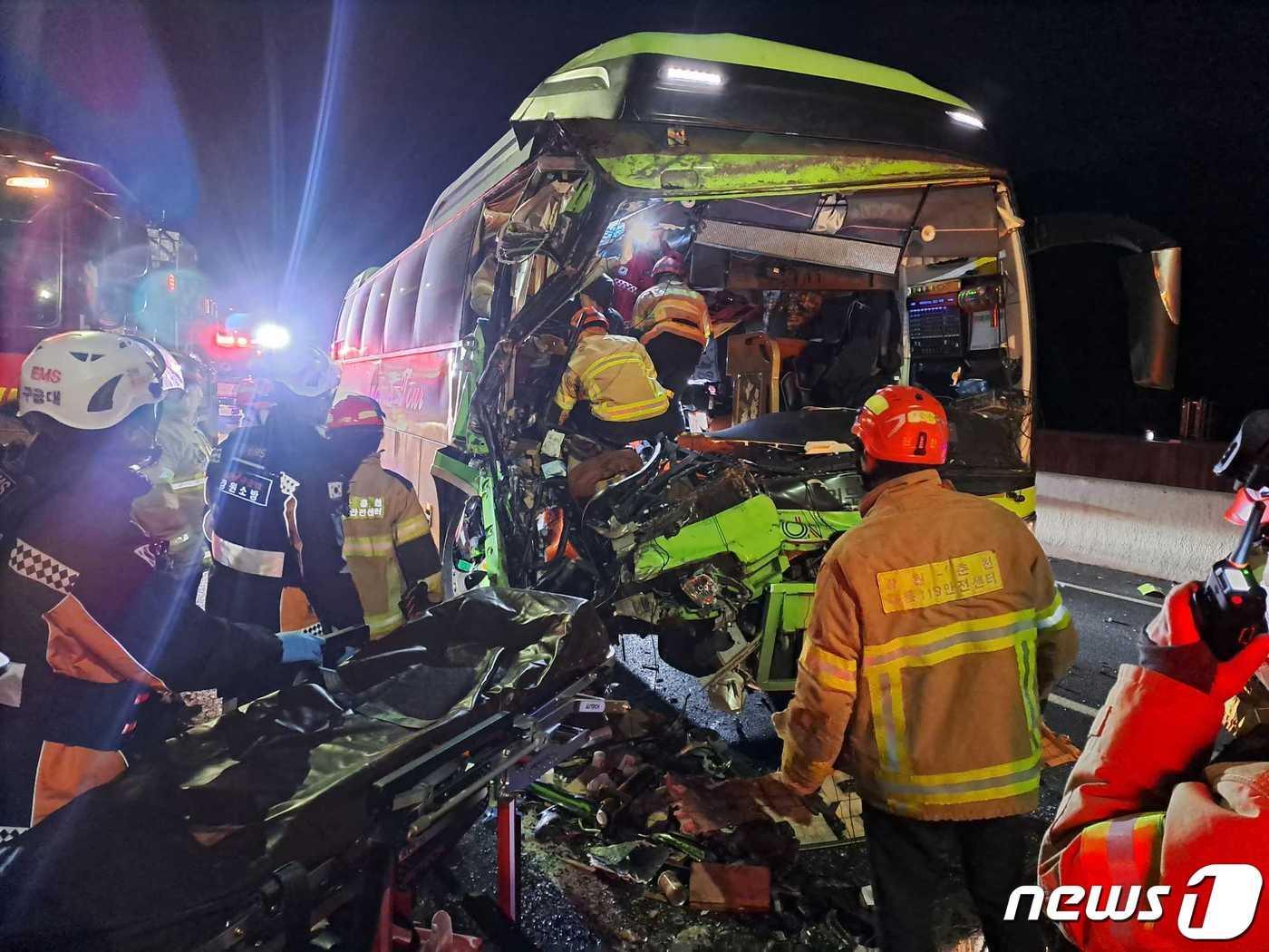 본문 이미지 - 28일 오후 7시28분쯤 강원 춘천시 동산면 봉명리 소재 중앙고속도로 봉영2교(춘천방향)에서 31명이 탄 관광버스와 25톤 화물차가 부딪히는 사고가 발생, 16명이 중경상을 입은 것으로 나타났다. (강원도소방본부 제공) 2023.11.28/뉴스1