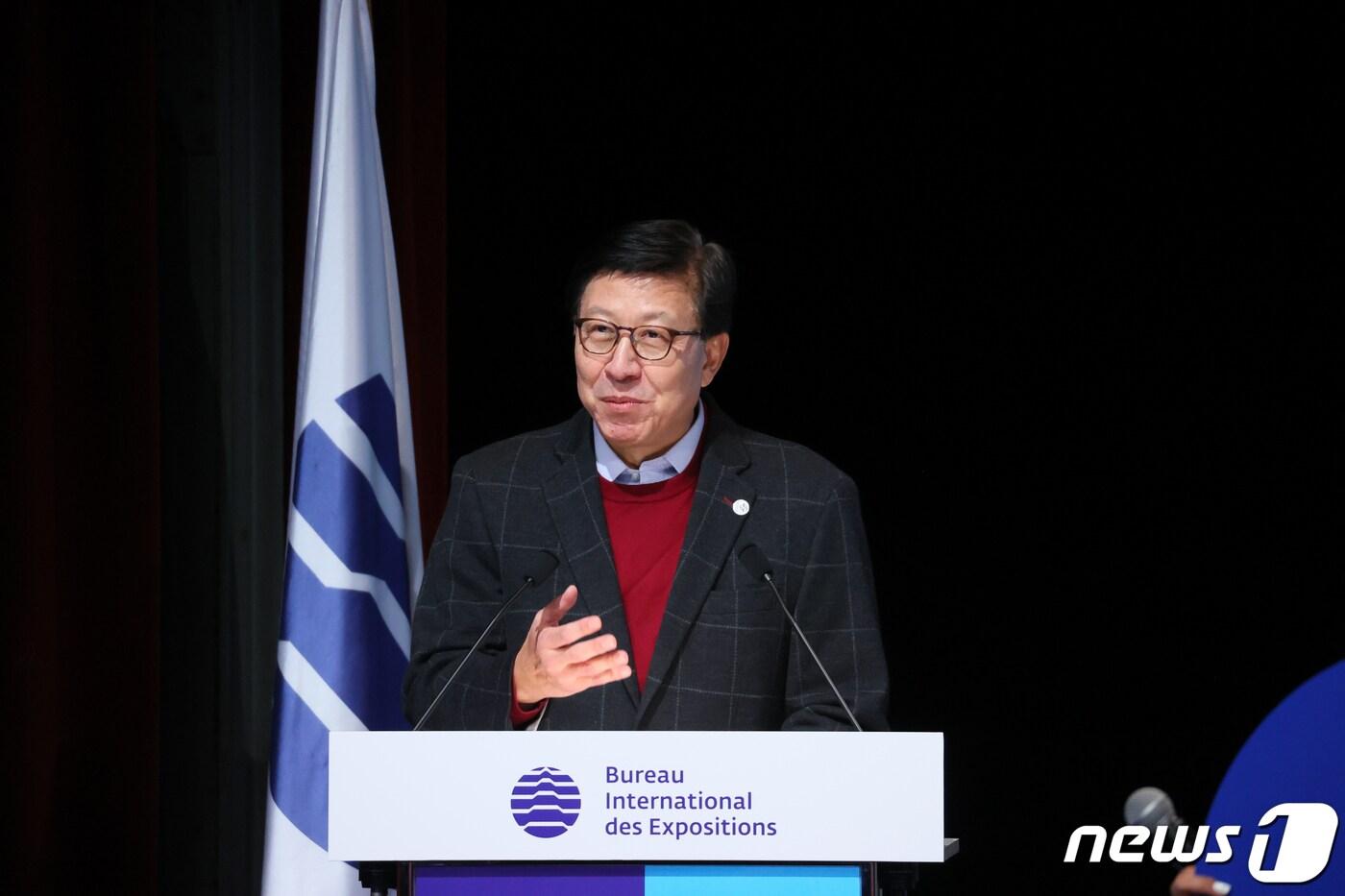 본문 이미지 - 박형준 부산광역시장이 지난달 28일 오후(현지시간) 프랑스 파리 남부 외곽 이시레물리노 지역의 '르 팔레 데 콩크레 디시(Le Palais des Congr&eacute;s d’Issy)'에서 열린 국제박람회기구(BIE) 제173차 총회 최종 프레젠테이션에서 글로벌 축제의 도시, 부산의 매력을 소개하고 있다.(국무총리실 제공) 2023.11.29/뉴스1 ⓒ News1 이준성 기자