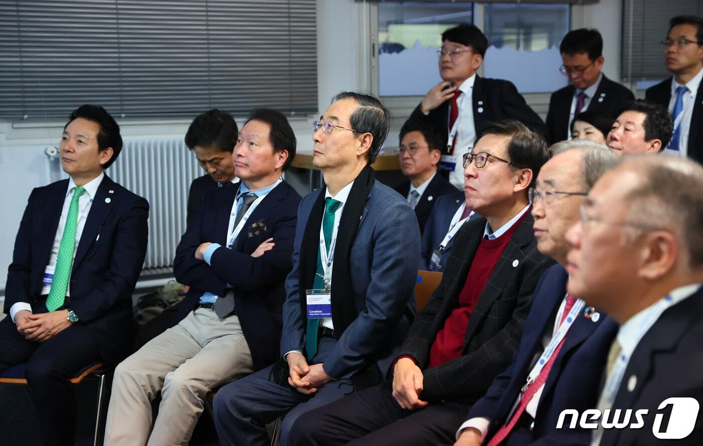 본문 이미지 - 정의선 현대차그룹 회장(오른쪽부터), 반기문 전 유엔 사무총장, 박형준 부산시장, 한덕수 국무총리, 최태원 대한상의 회장, 장성민 대통령실 미래전략기획관 등 참석한 대표단이 28일 오후(현지시간) 국제박람회기구(BIE) 제173차 총회가 열리고 있는 프랑스 파리 남부 외곽의 ‘르 팔레 데 콩크레 디시(Le Palais des Congr&eacute;s d’Issy)’에서 2030 세계 엑스포 개최지 선정 투표 결과 부산이 탈락하자 아쉬운 표정을 짓고 있다. (국무총리실 제공) 2023.11.29/뉴스1 ⓒ News1 이준성 기자