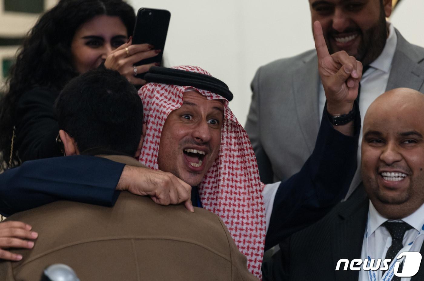 28일 오후(현지시간) 프랑스 파리 르 팔레 데 콩크레 디시(Le Palais des Congr&eacute;s d’Issy)에서 열린 '국제박람회기구(BIE) 제173차 총회'에서 사우디아라비아 측 관계자들이 2030 세계박람회(엑스포) 개최지로 사우디 리야드가 선정되자 기뻐하고 있다. 2023.11.29/뉴스1 ⓒ News1 이준성 기자