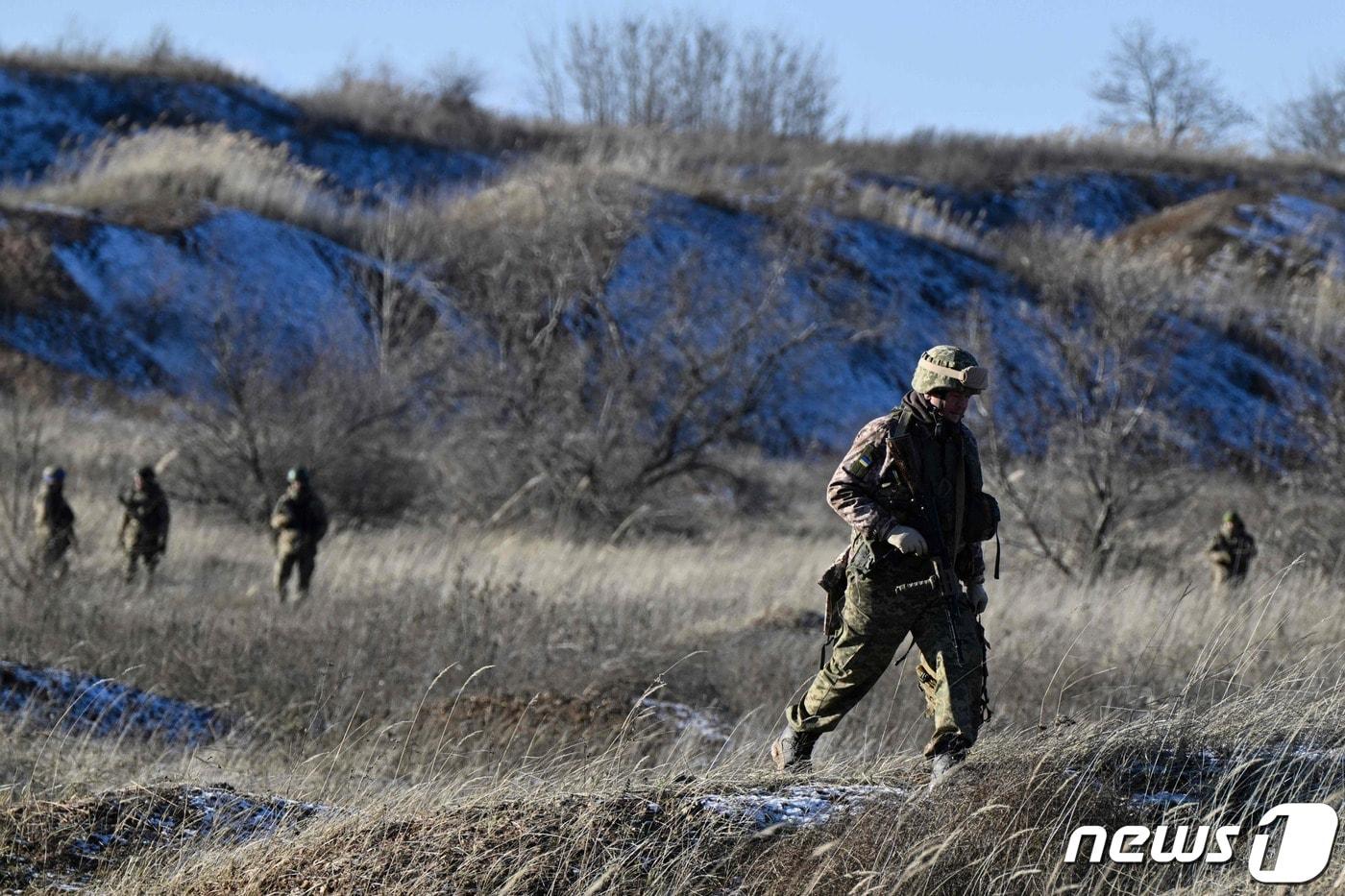우크라이나 제22기계화여단 소속 군인들이 28일(현지시간) 우크라이나의 도네츠크 지역에서 군사 훈련을 수행하고 있다. 2023.11.29 ⓒ AFP=뉴스1 ⓒ News1 정지윤 기자