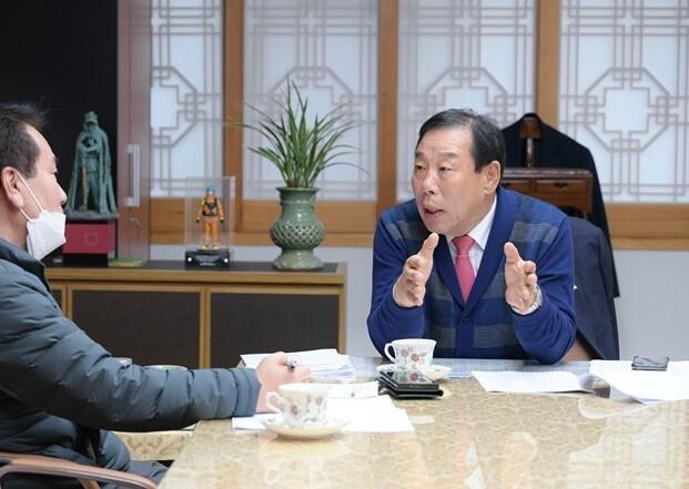 본문 이미지 - 최민호 세종시장(오른쪽)이 28일 시장 집무실에서 뉴스1과 인터뷰를 하고 있다. / 뉴스1