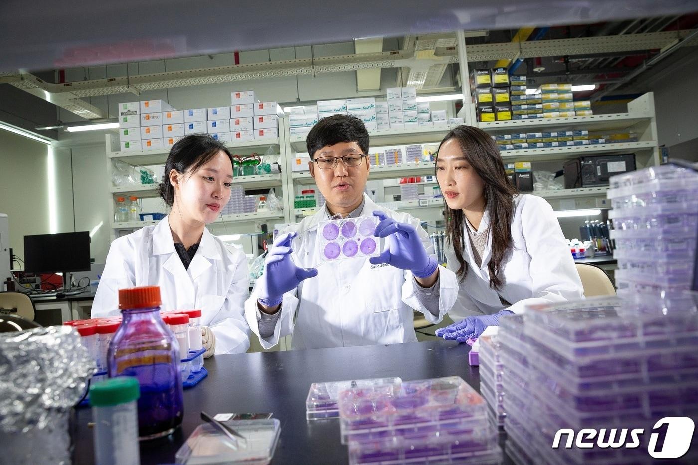 UNIST 제1저자 오수현 연구원(왼쪽부터), 이상준 교수, 제1저자 이지혜 연구원. (UNIST 제공)