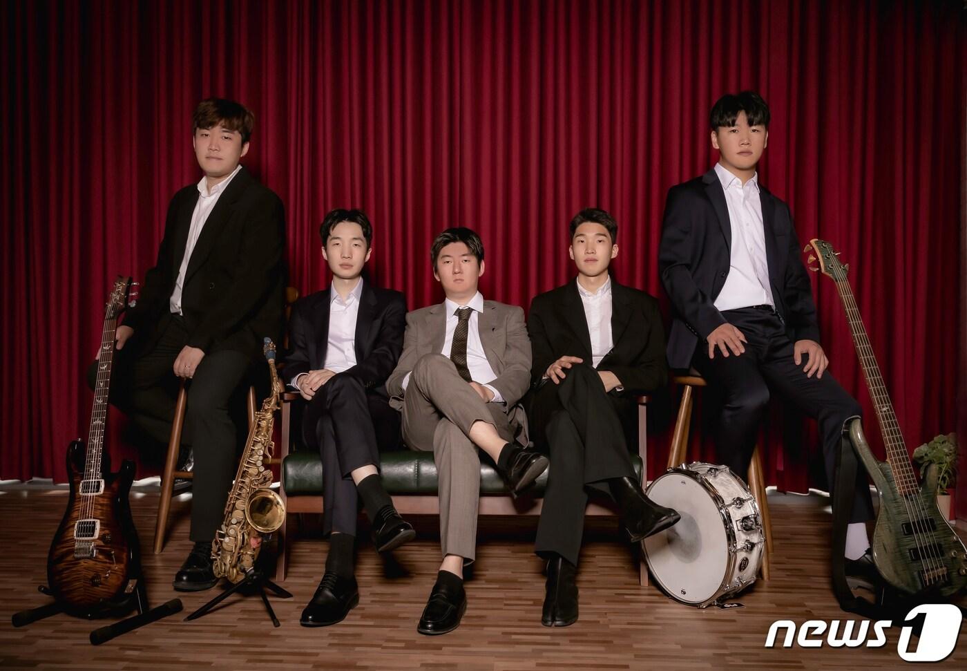 본문 이미지 - 울산 청년 연주자 5인으로 구성된 '슈파스' 단체사진.(울산북구청제공)