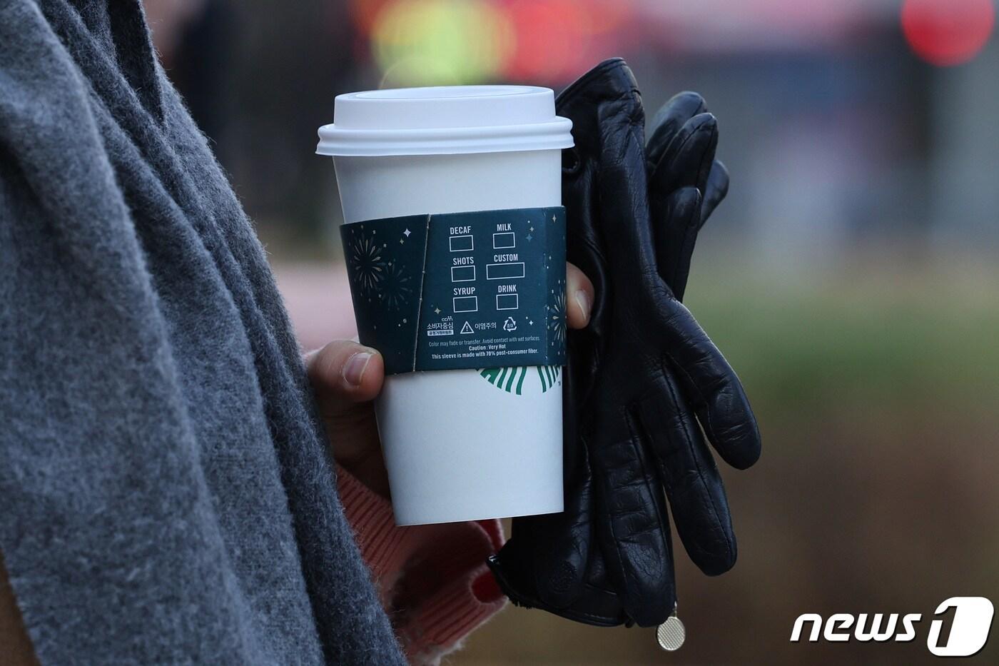 본문 이미지 - 아침 최저기온이 영하로 떨어진 지난 29일 서울 청계광장에서 시민들이 두꺼운 옷을 입은 채 출근하고 있다. 2023.11.29/뉴스1 ⓒ News1 신웅수 기자