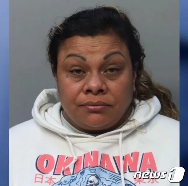 본문 이미지 - 샌드라 히메네스(44)가 미국 플로리다주(州) 마이애미에서 지난 25일 광견병 주삿바늘로 남자친구의 눈을 찔러 재판에 넘겨졌다. 남자친구가 다른 여성을 쳐다본 것에 화가 나 범행을 저지른 것으로 알려졌다.(폭스뉴스 갈무리).