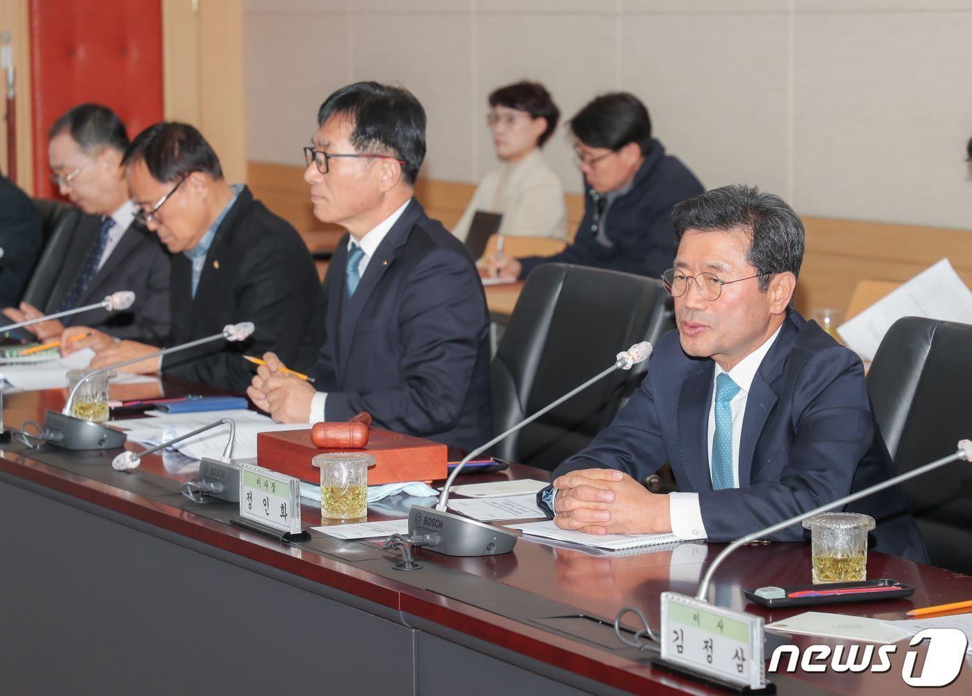 본문 이미지 -  (재)백운장학회가 제3차 이사회를 열어 2023년 백운장학생 503명을 선발하고, 6억5000만원을 지급하기로 의결했다. 정인화 시장이 백운장학회 이사회에서 인사말을 하고 있다(광양시 제공)2023.11.29/