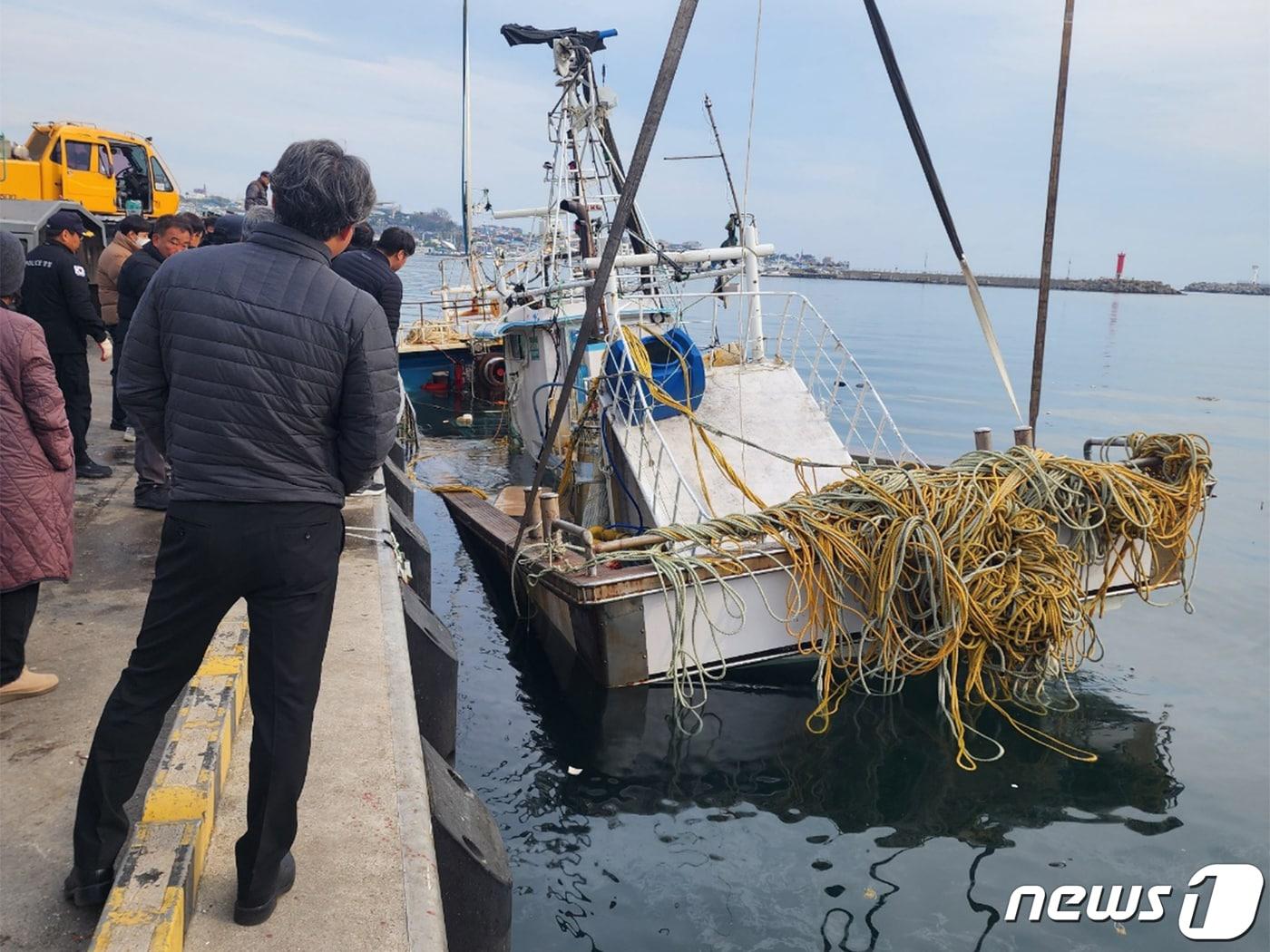 본문 이미지 - 29일 경북 포항해양경찰서가 남구 구룡포 항구에서 지난 22일 대게 조업 중 침몰한 A호를 예인한 후 크레인으로 인양하고 있다. 2023.11.29/뉴스1 ⓒ News1 최창호 기자