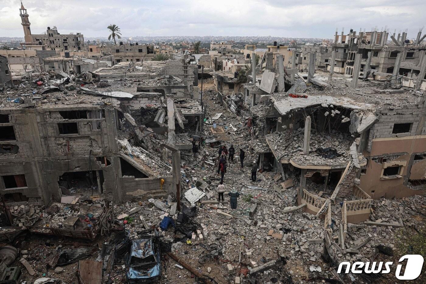 27일(현지시간) 가자지구 칸유니스 지역 동부의 한 마을이 이스라엘의 폭격으로 무너져 초토화된 모습. 2023.11.27 ⓒ AFP=뉴스1 ⓒ News1 정지윤 기자