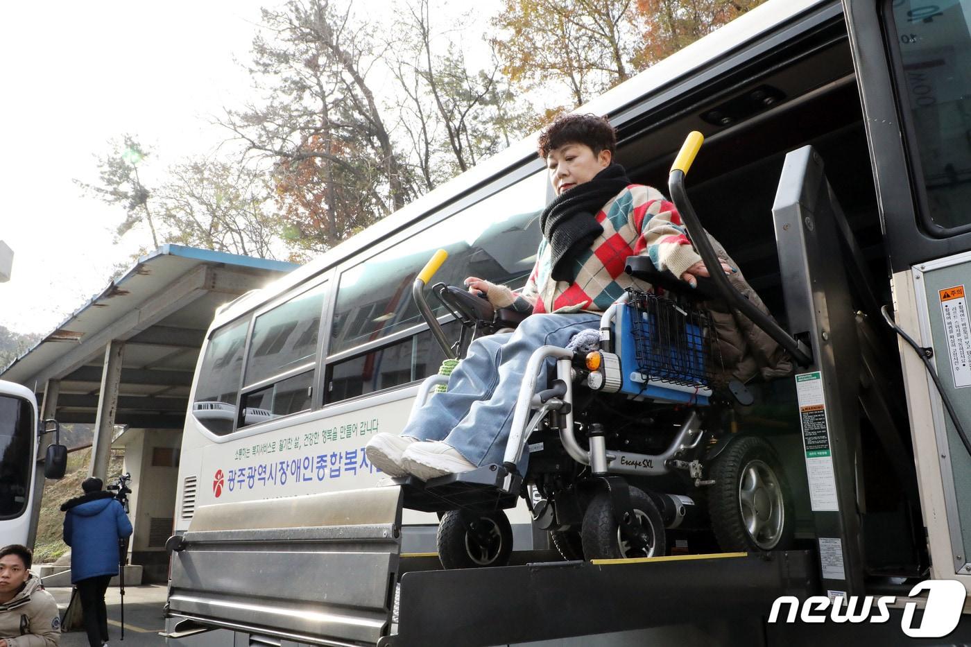 지난 2023년 11월 29일 광주 북구 동림동 광주시립장애인복지관 앞에서 광주장애인차별철폐연대가 고속저상버스 휠체어 리프트도입을 위한 현장검증을 실시하고 있다.&#40;사진은 기사 내용과 무관함&#41; 2023.11.29/뉴스1 ⓒ News1 박지현 수습기자