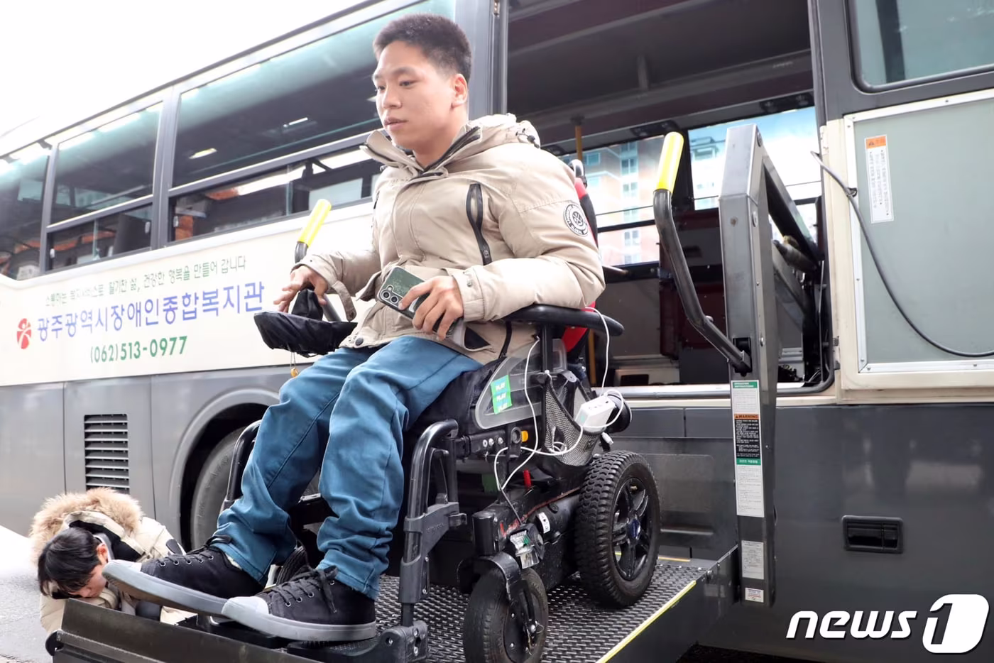 광주장애인차별철폐연대가 지난 2023년 광주 서구 광천동 종합버스터미널에서 고속버스·시외버스 장애인용 리프트 설치를 위한 현장검증을 진행하는 모습. (뉴스1 DB) 2023.11.29/뉴스1 ⓒ News1