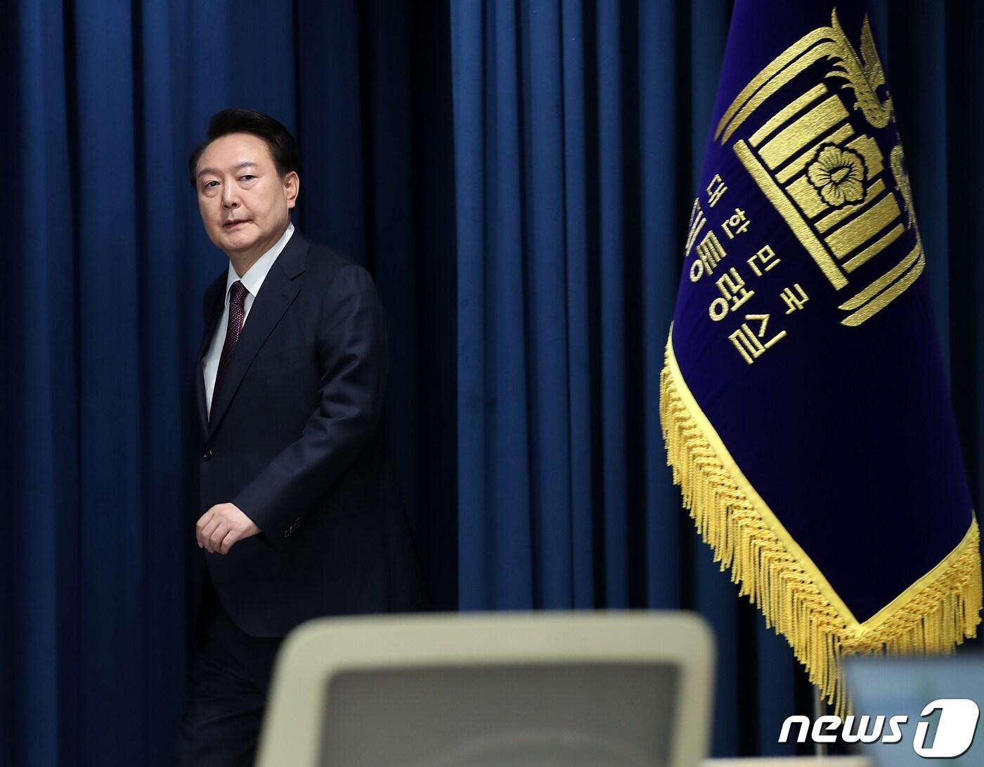본문 이미지 - 윤석열 대통령이 29일 용산 대통령실 청사 브리핑룸에서 2030 부산세계박람회(엑스포) 유치 무산과 관련한 대국민 메시지를 발표하기 위해 입장하고 있다. 2023.11.29/뉴스1 ⓒ News1 오대일 기자