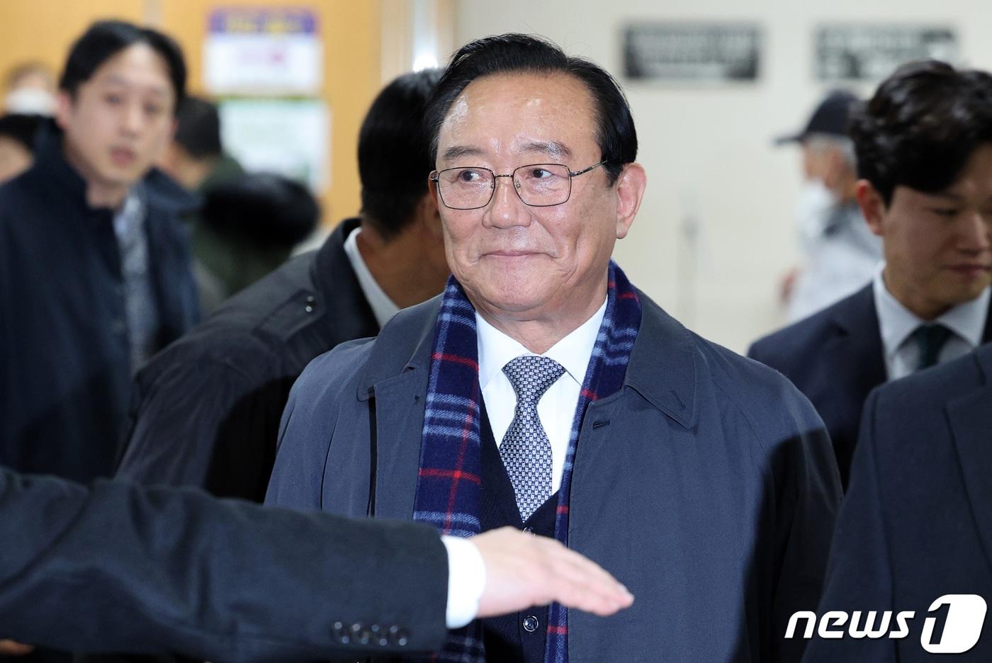 본문 이미지 - 송철호 전 울산시장이 29일 오후 서울 서초동 서울중앙지방법원에서 열린 청와대 울산시장 선거 개입 의혹' 공직선거법위반 등 선고 공판에 출석하고 있다. 2023.11.29/뉴스1 ⓒ News1 박정호 기자