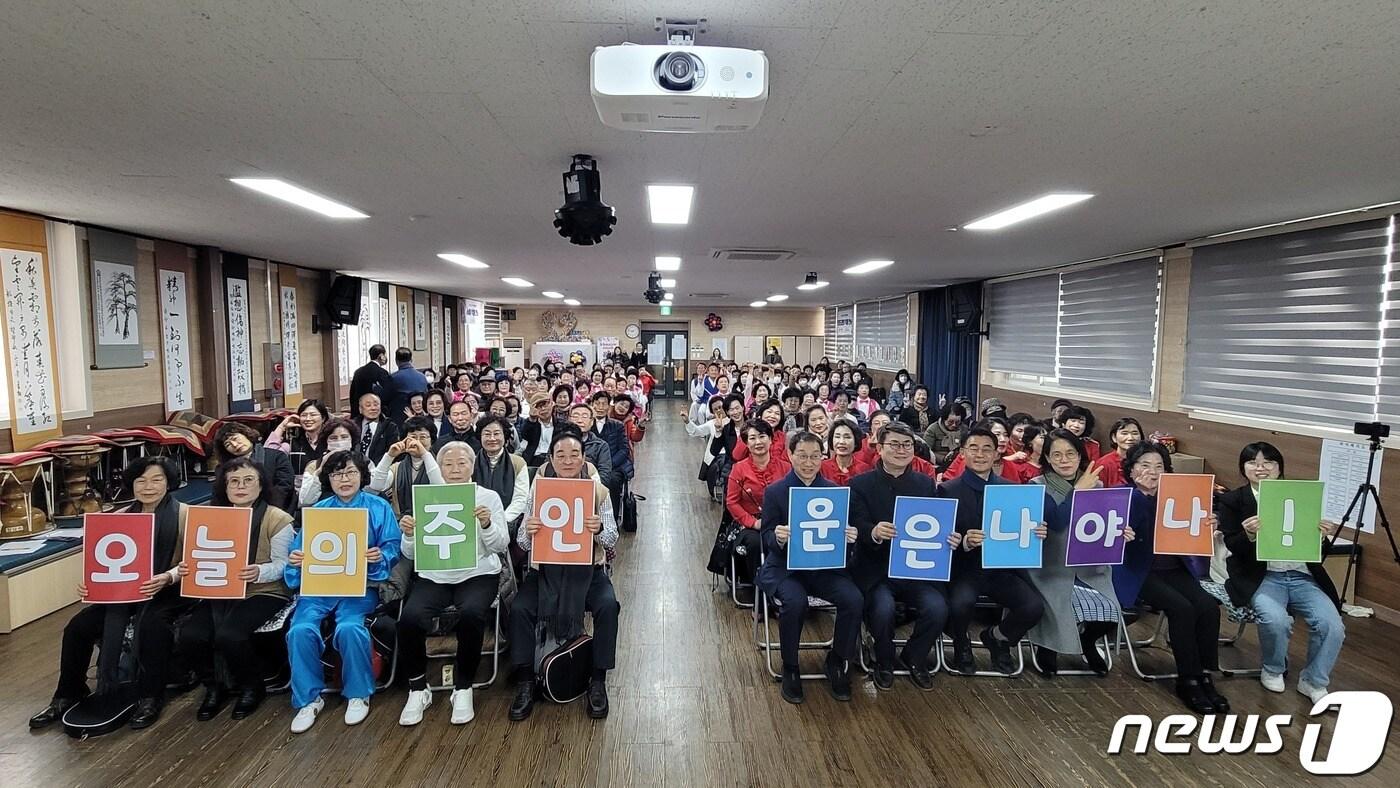 본문 이미지 - 29일 전북 전주시 금암노인복지관이 ‘제 17회 실버열정축제-오늘 주인공은 나야, 나!’를 개최하고 있다.(복지관제공)2023.11.29/뉴스1
