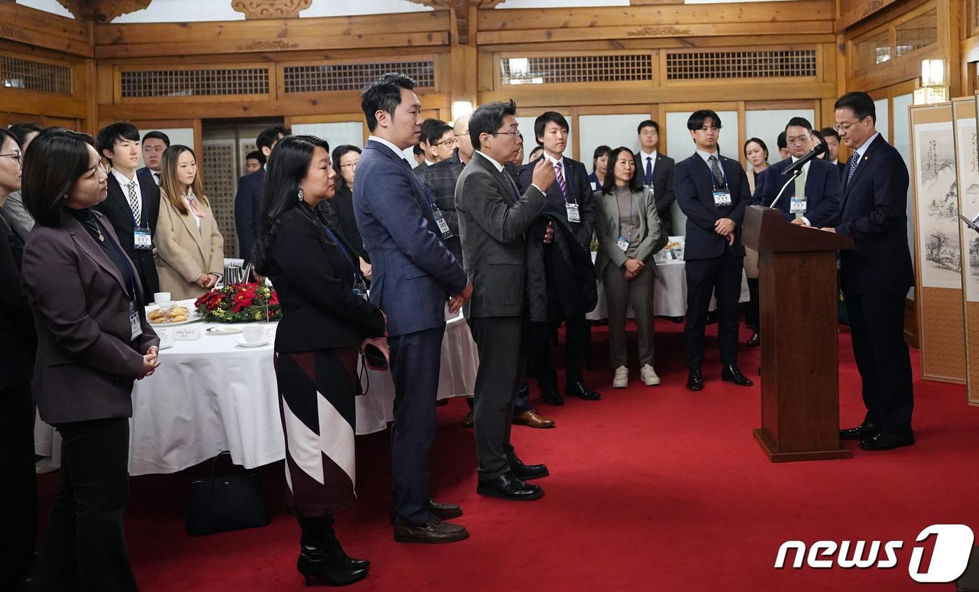 본문 이미지 - 방기선 국무조정실장이 29일 오전 서울 종로구 국무총리공관에서 2023 세계한인차세대대회에 참석하기 위해 한국을 방문중인 20개국 89명의 한인차세대 동포들과 간담회를 갖고 있다. (국무총리실 제공) 2023.11.29/뉴스1 ⓒ News1 김명섭 기자