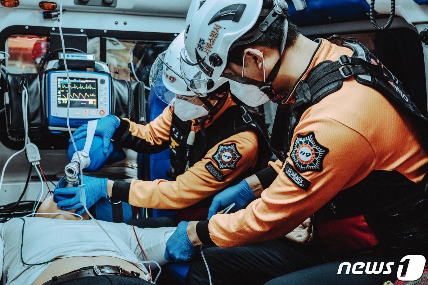 본문 이미지 - 광주시소방안전본부 구급대 활동 자료사진.(광주시 제공)/뉴스1