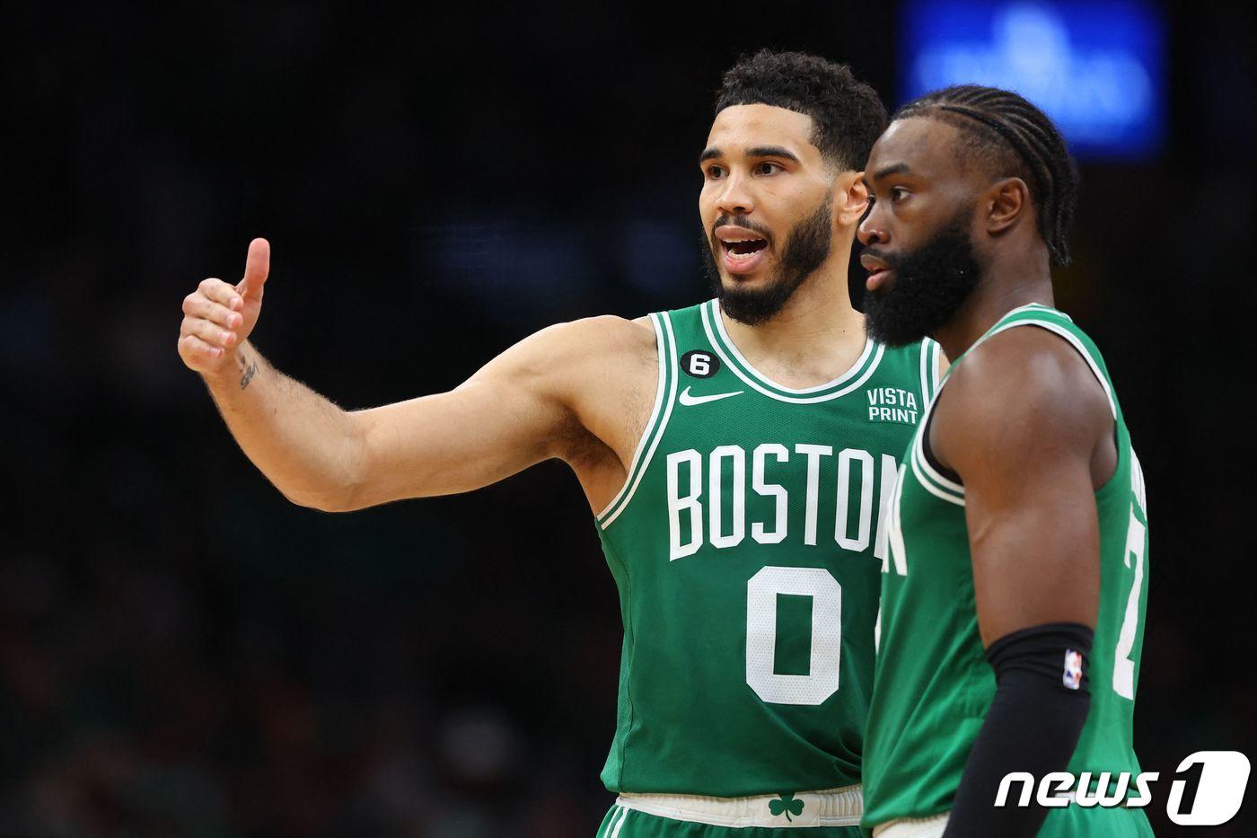 보스턴 셀틱스의 제이슨 테이텀(0번)과 제일런 브라운. ⓒ AFP=뉴스1
