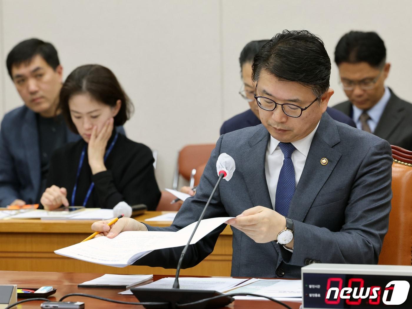 본문 이미지 - 장상윤 교육부 차관이 29일 오후 서울 여의도 국회에서 열린 교육위원회 전체회의에서 자료를 살펴보고 있다. 2023.11.29/뉴스1 ⓒ News1 황기선 기자