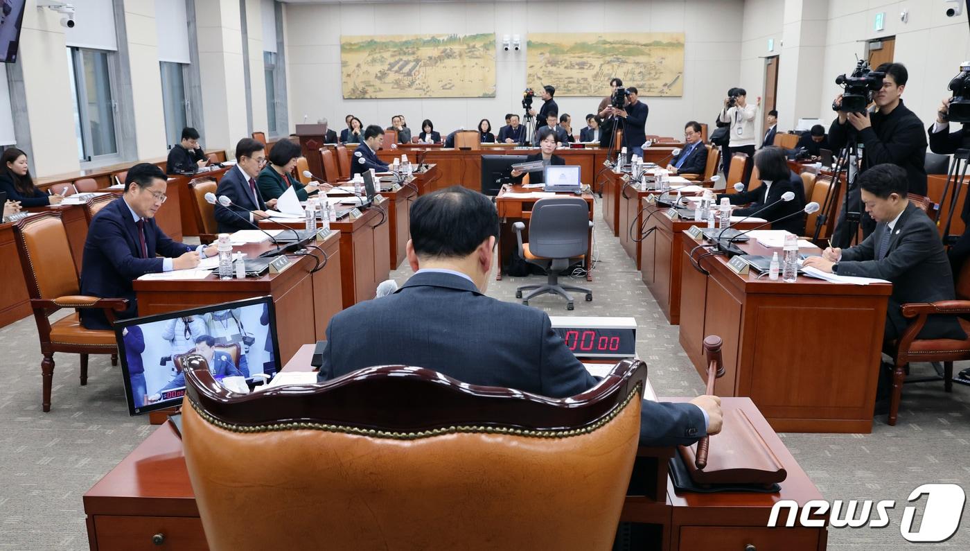 본문 이미지 - 김철민 국회 교육위원장이 29일 오후 서울 여의도 국회에서 열린 교육위원회 전체회의에서 의사봉을 두드리고 있다. 2023.11.29/뉴스1 ⓒ News1 황기선 기자