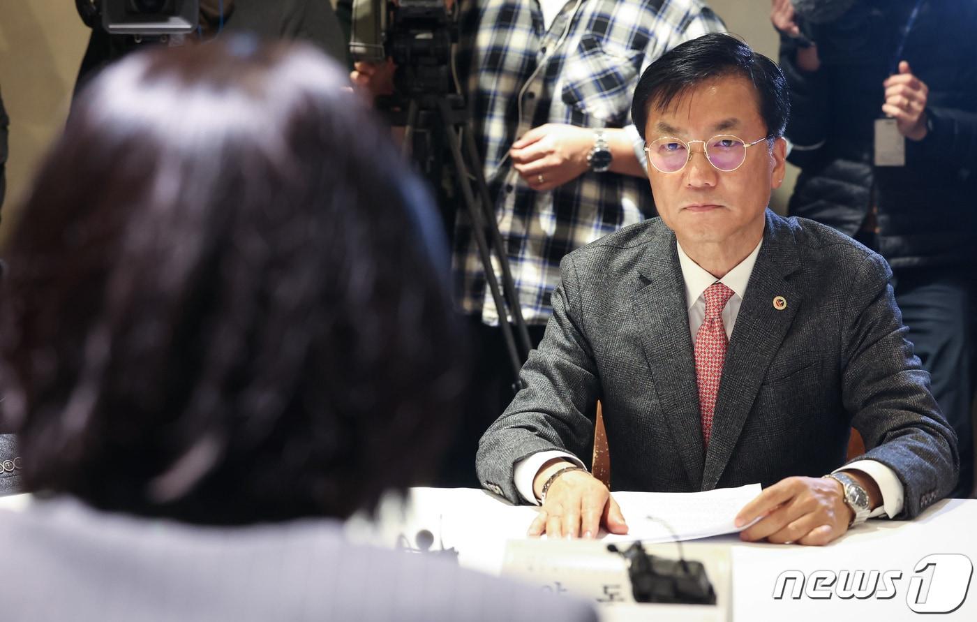 본문 이미지 - 대한의사협회 측 협상 단장인 양동호 광주시의사회 대의원회 의장이 29일 오후 서울 중구 컨퍼런스하우스 달개비에서 열린 의과대학 정원 확대 방안 논의를 위한 제19차 의료현안협의체 회의에서 정경실 복지부 보건의료정책관의 모두 발언을 듣 있다. 2023.11.29/뉴스1 ⓒ News1 김민지 기자