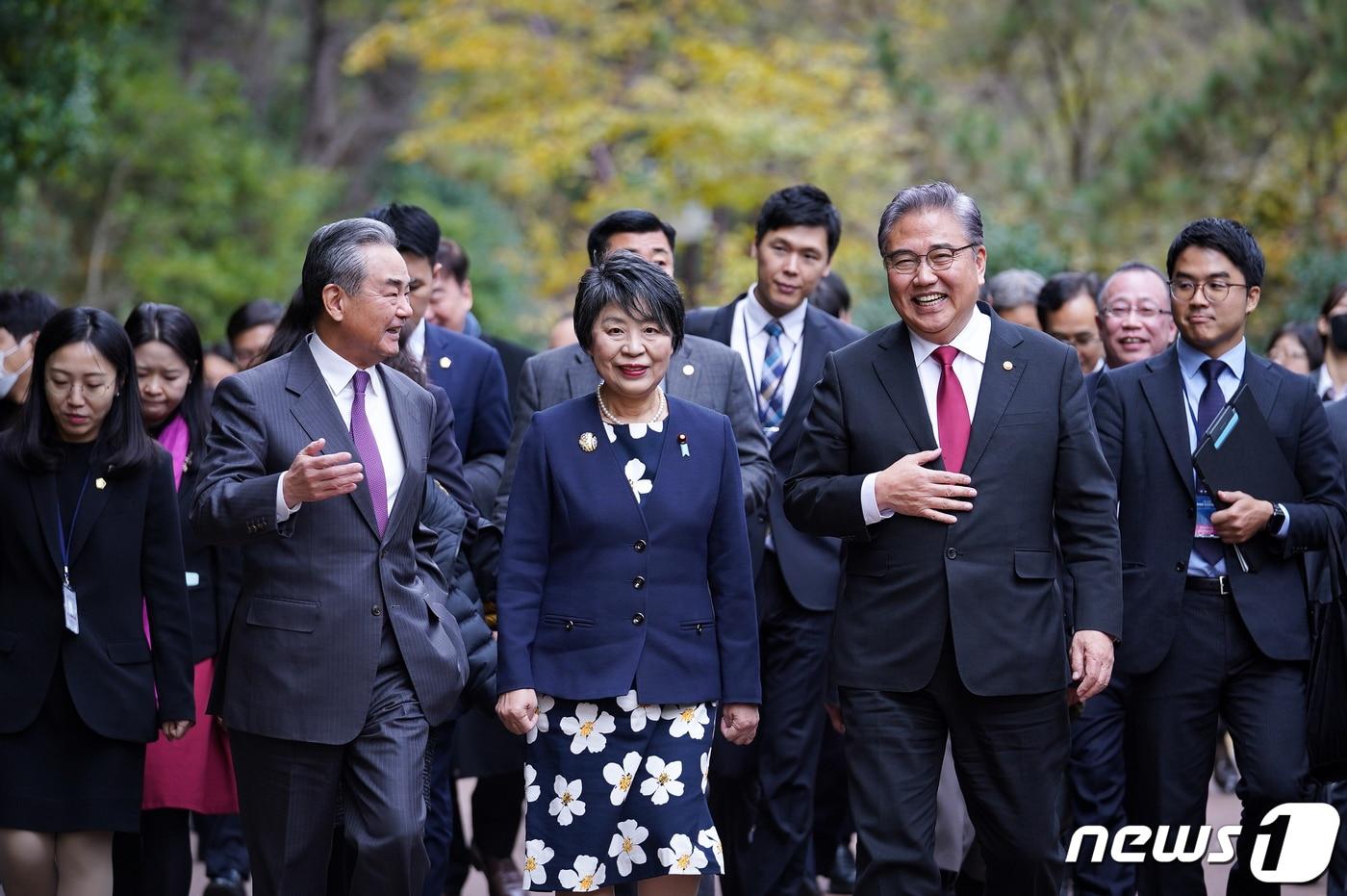 본문 이미지 - 한일중 외교장관. 왼쪽부터 왕이 중국 외교부장, 가미카와 요코 일본 외무상, 박진 외교부 장관. (외교부 제공)