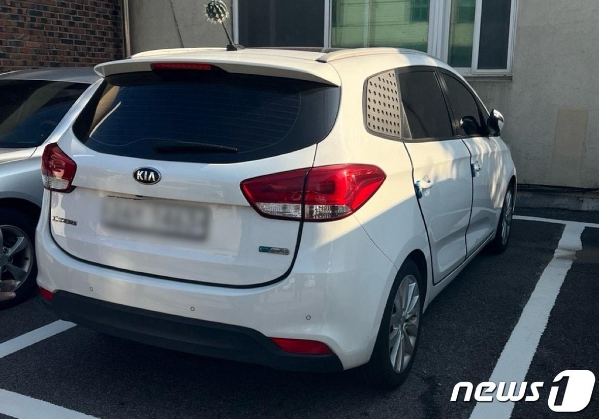 본문 이미지 - 인천 미추홀구 B의원의 아들 차량이 미추홀구청에 주차돼 있는 모습(독자 제공).2023.11.29 ⓒ News1 박소영 기자