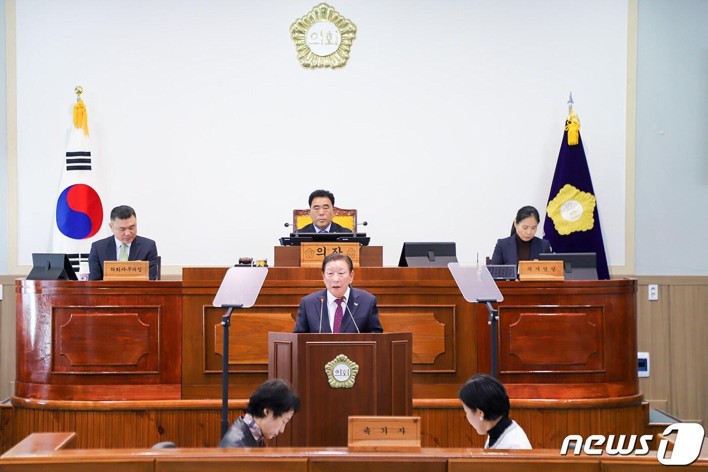 본문 이미지 - 지난 20일 조근제 함안군수가 함안군의회에서 시정연설을 하고 있다.(함안군 제공)