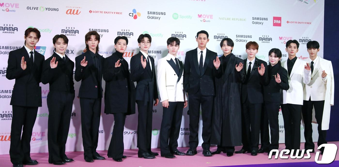 세븐틴 준(왼쪽부터)과 디노, 디에잇, 호시, 원우, 버논, 민규, 정한, 승관, 우지, 조슈아, 도겸이 29일 일본 도쿄돔에서 열린 ‘2023 마마 어워즈(2023 MAMA AWARDS)’에서 포즈를 취하고 있다. 2023.11.29/뉴스1 ⓒ News1 권현진 기자