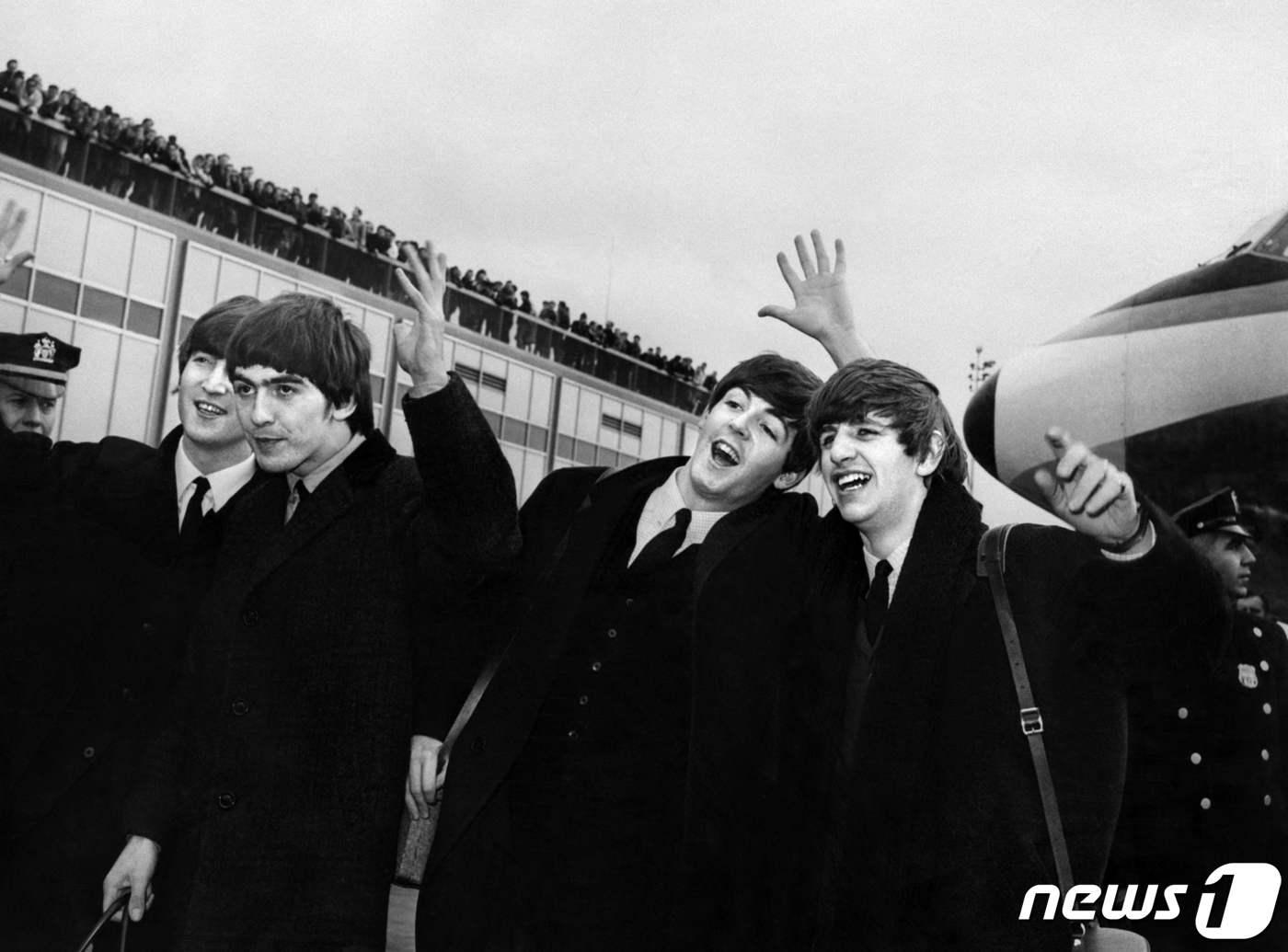 본문 이미지 - 1964년 2월7일 비틀즈가 미국 뉴욕의 존 F. 케네디 국제 공항에 도착해 대중에 인사하고 있는 모습. ⓒ AFP=뉴스1 ⓒ News1 정지윤 기자