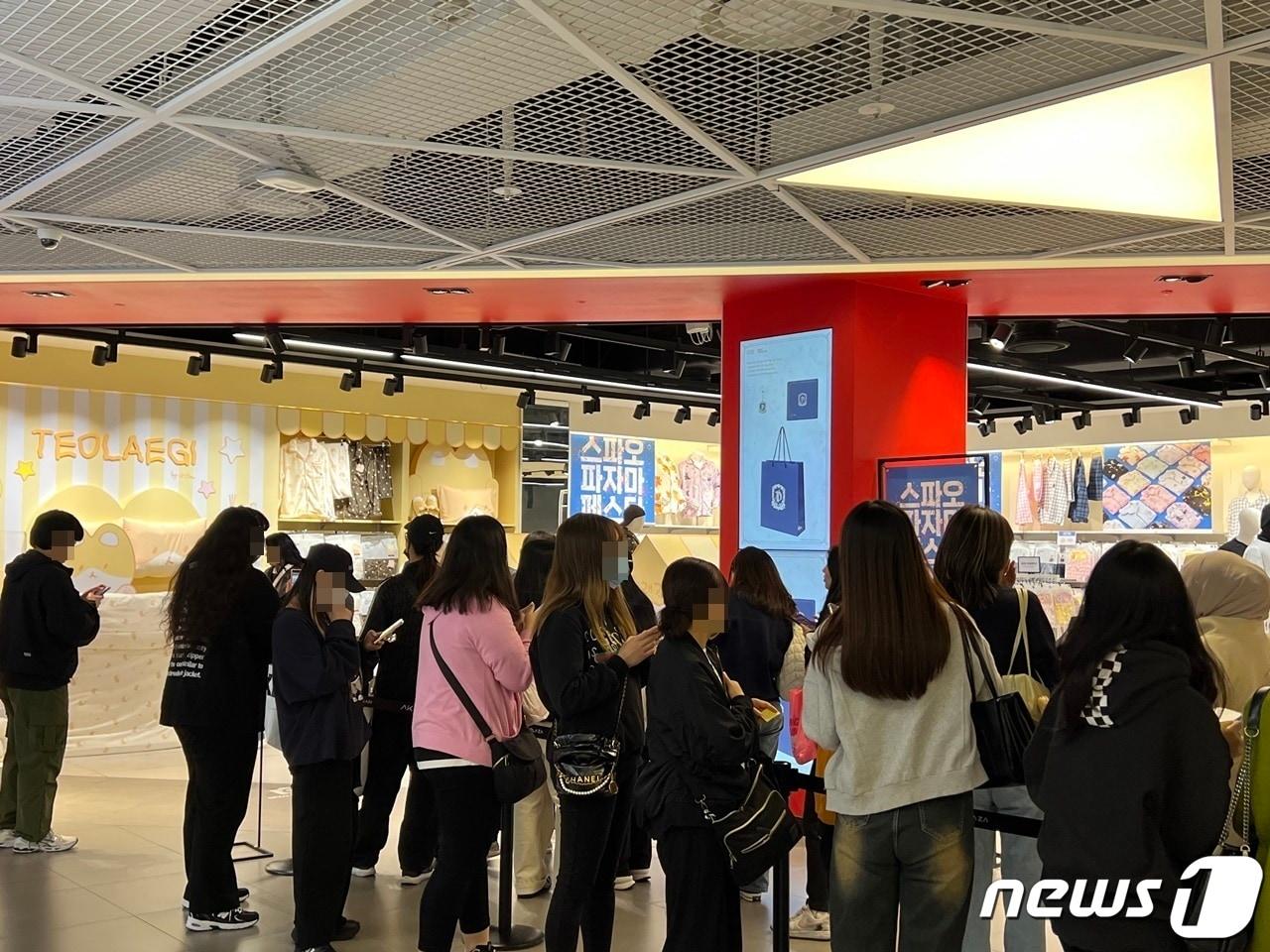 본문 이미지 - 스파오는 10월20일부터 11월2일까지 진행된 SM엔터테인먼트 아티스트 EXO백현의 캐릭터인 '터래기' 컬렉션 미니 팝업스토어를 성료했다.(스파오제공)