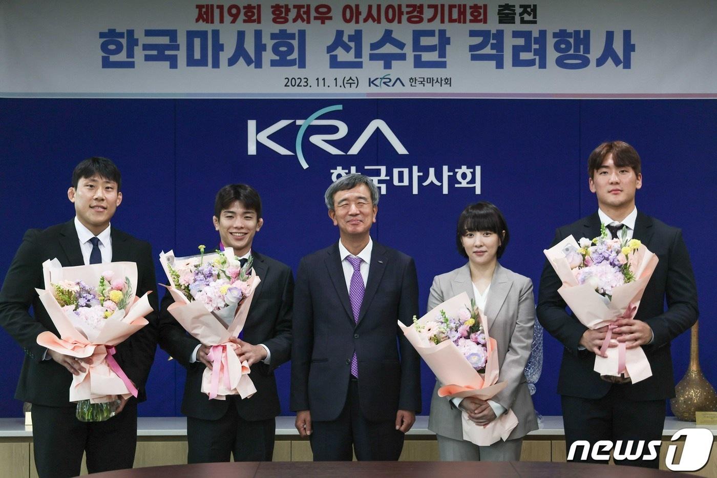 본문 이미지 - 정기환 한국마사회 회장이 항저우 아시안게임 출전 선수단을 격려하고 기념사진을 찍고 있다.(한국마사회 제공) 