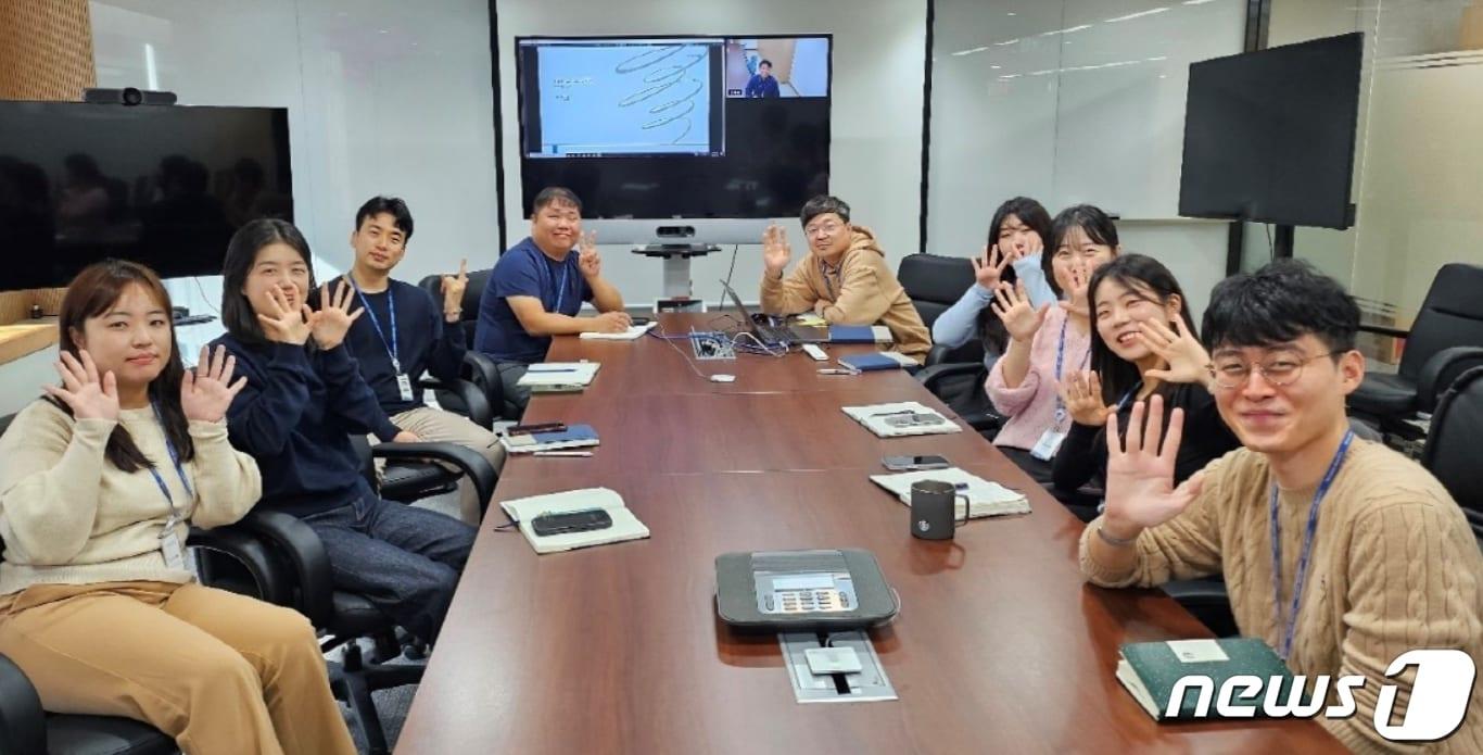 본문 이미지 - DGB캐피탈 피플&컬처부 직원들이 건강한 기업문화 조성을 위한 회의를 가진 뒤 손을 흔들어 보이고 있다.(대구은행 제공)