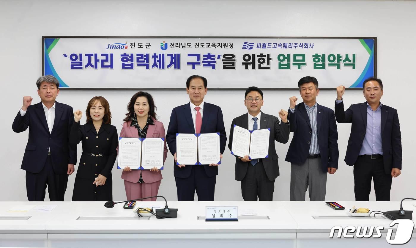 본문 이미지 - 김희수 진도군수(가운데)와 이종훈 씨월드고속훼리㈜ 대표(왼쪽 세번째), 오미선 진도교육지원청 교육장이 '지역 인재 채용을 위한 업무협약'을 체결한 뒤 기념사진을 찍고 있다.(진도군 제공)/뉴스1