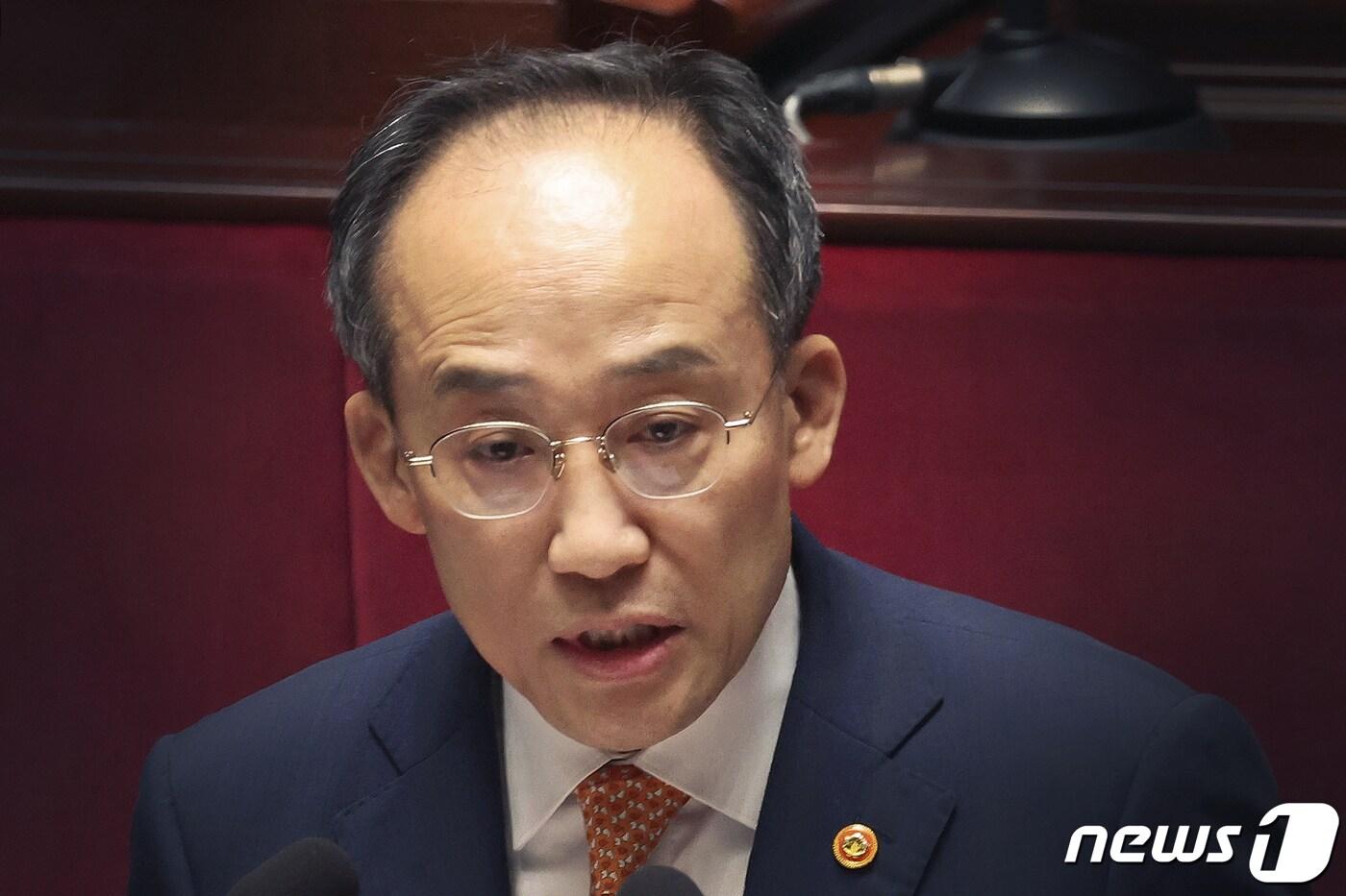 본문 이미지 - 추경호 경제부총리 겸 기획재정부 장관이 3일 오전 서울 여의도 국회에서 열린 예산결산특별위원회 전체회의에서 2024년도 예산안 및 기금운용계획안 등에 대한 제안설명을 하고 있다. 2023.11.3/뉴스1 ⓒ News1 황기선 기자