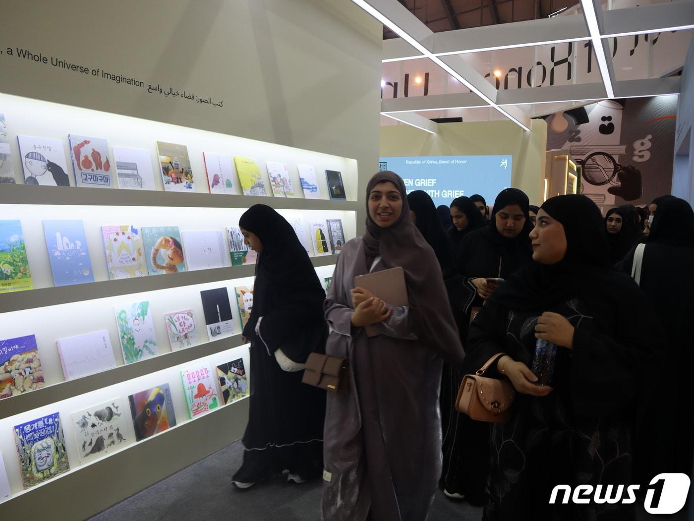 본문 이미지 - 2일 아랍에미리트(UAE) 샤르자의 엑스포 센터 샤르자에서 진행 중인 '2023 샤르자국제도서전'의 한국관을 관람객들이 방문하고 있다. ⓒ 뉴스1 김정한 기자