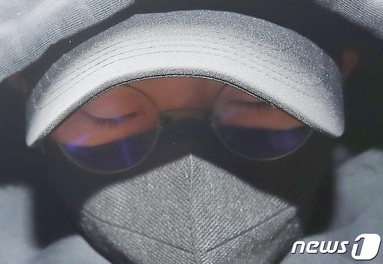 본문 이미지 - 남현희 전 펜싱 국가대표 재혼 상대로 알려진 뒤 사기 의혹을 받는 전청조 씨가 3일 오후 구속 전 피의자 심문(영장실질심사)을 받기 위해 서울 송파구 송파경찰서를 나서 서울동부지법으로 향하고 있다. 2023.11.3/뉴스1 ⓒ News1 박세연 기자